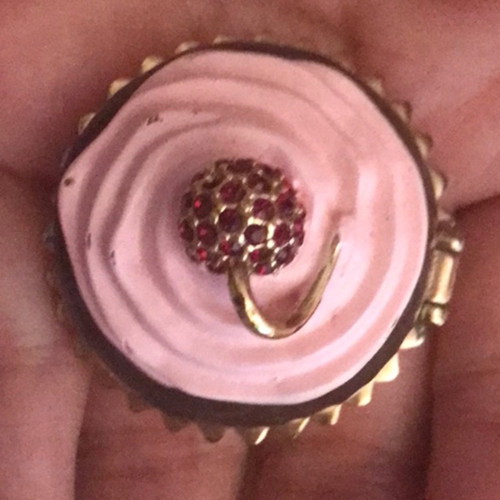 π RARE! π§ Sweet π§ Juicy Couture Jumbo Pink Cupcake Cherry Topped Trinket Box - Picture 5 of 5